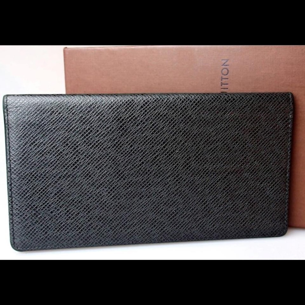 ❤️Genuine Louis Vuitton / taiga / bi-fold wallet